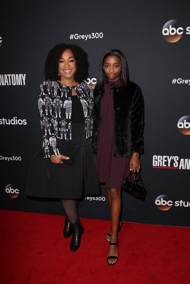 Anatomía de Grey - Season 14 - Who Lives, Who Dies, Who Tells Your Story - Eventos - The Cast and Executive Producers of ABC’s “Grey’s Anatomy” celebrate the 300th episode at Tao Los Angeles on Saturday, November 4, hosted by ABC and ABC Studios