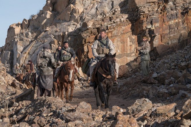 Operation: 12 Strong - Filmfotos - Michael Peña, Chris Hemsworth