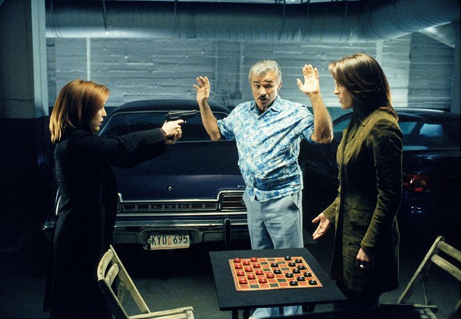 The X-Files - Season 9 - Improbable - Photos - Gillian Anderson, Burt Reynolds, Annabeth Gish