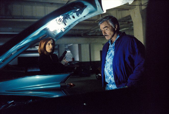 X-akták - Valószínűtlen - Filmfotók - Gillian Anderson, Burt Reynolds