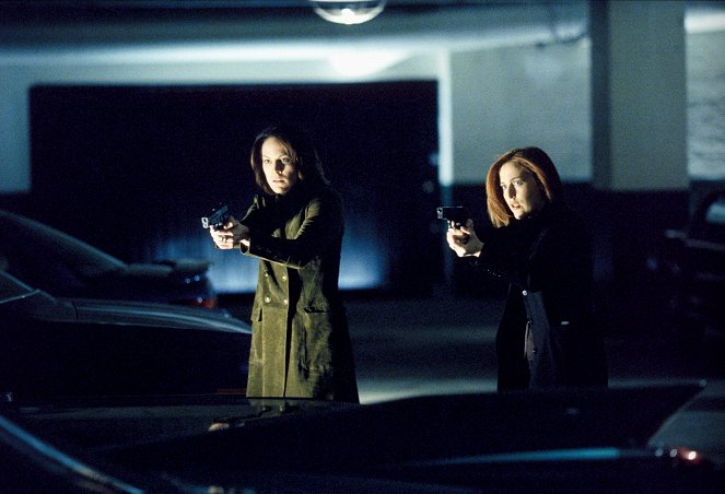 The X-Files - Season 9 - Improbable - Photos - Annabeth Gish, Gillian Anderson