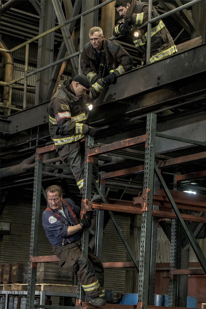 Chicago Fire - Lift Each Other - Photos - Christian Stolte, Joe Minoso, David Eigenberg, Yuriy Sardarov