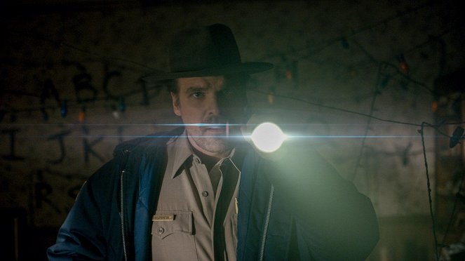 Stranger Things - Kapitel vier: Die Leiche - Filmfotos - David Harbour