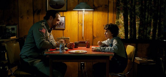 Stranger Things - Season 2 - Chapter One: MADMAX - Photos - David Harbour, Millie Bobby Brown