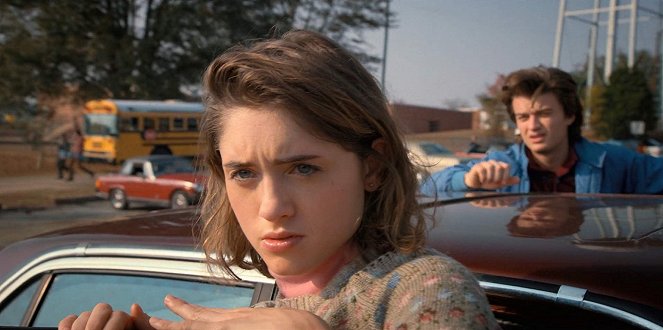 Stranger Things - Season 2 - Capítulo uno: MADMAX - De la película - Natalia Dyer