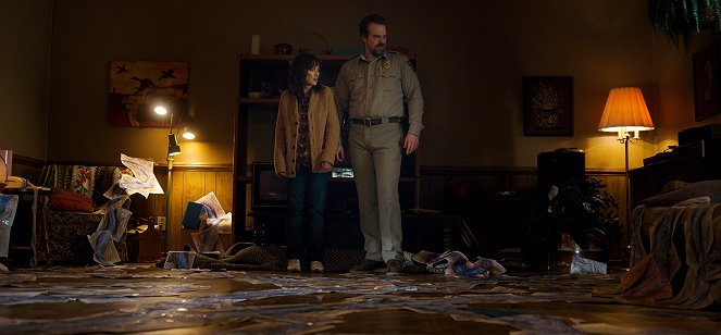 Stranger Things - Chapter Four: Will the Wise - Photos - Winona Ryder, David Harbour