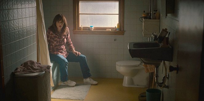 Stranger Things - Chapter Four: Will the Wise - Photos - Winona Ryder