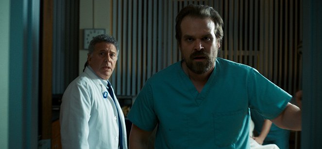 Stranger Things - Rozdział szósty: Szpieg - Z filmu - Paul Reiser, David Harbour