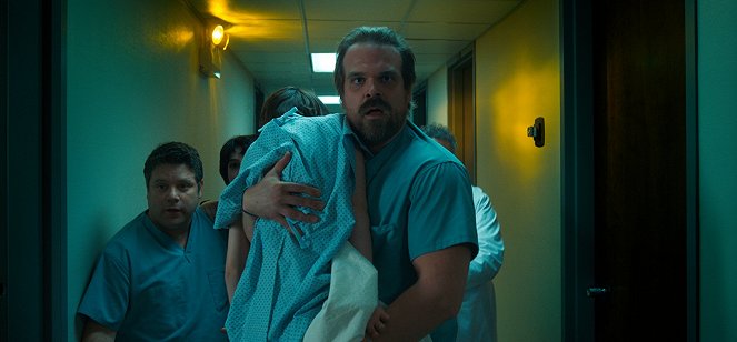 Stranger Things - Chapter Six: The Spy - Photos - Sean Astin, David Harbour