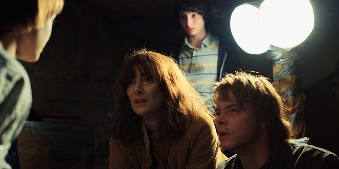 Stranger Things - Chapter Eight: The Mind Flayer - Photos - Winona Ryder, Charlie Heaton