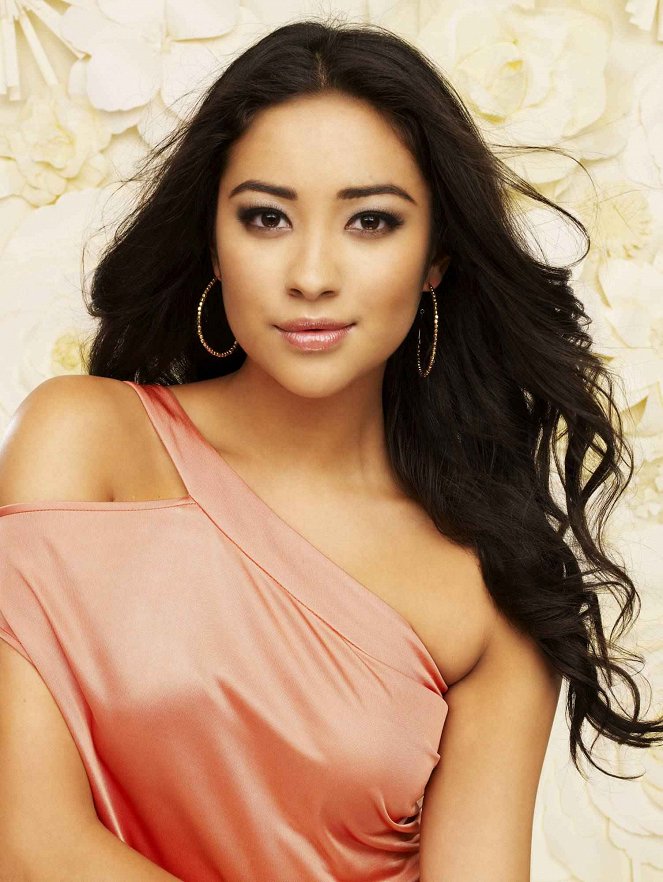 Pretty Little Liars - Promo - Shay Mitchell