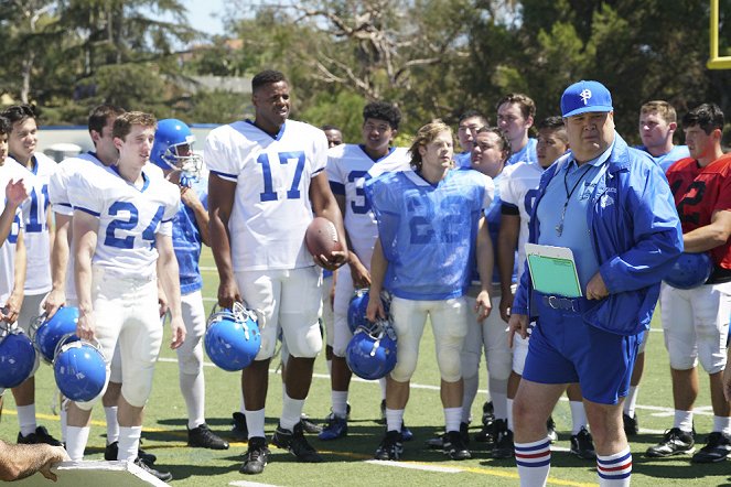 Modern Family - Season 8 - Blindsided - Photos - Winston Duke, Eric Stonestreet