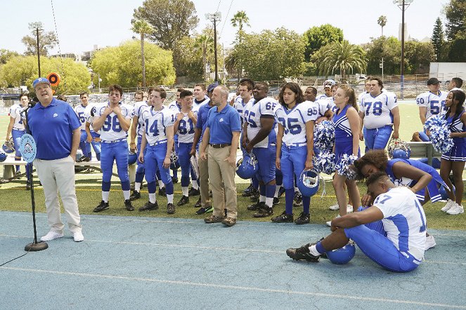 Modern Family - Season 8 - Blindsided - Photos - Eric Stonestreet, Winston Duke