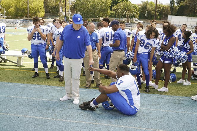 Modern Family - Blindsided - Photos - Eric Stonestreet, Winston Duke