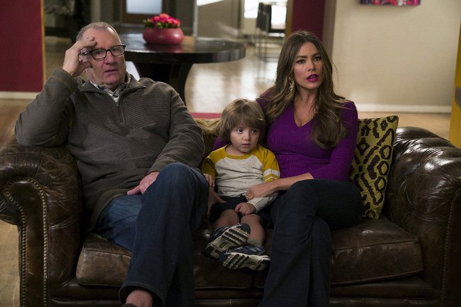 Modern Family - Do It Yourself - Photos - Ed O'Neill, Jeremy Maguire, Sofía Vergara