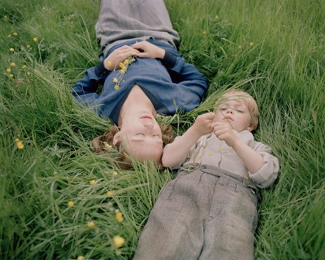 Az ifjú Astrid - Filmfotók - Alba August, Marius Damslev