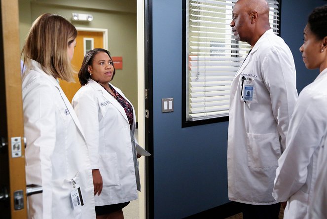 Grey's Anatomy - Walking Tall - Photos - Chandra Wilson, James Pickens Jr.