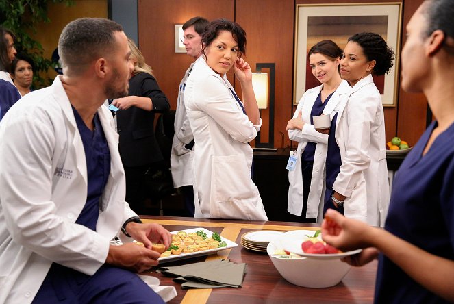 Grey's Anatomy - Season 12 - Walking Tall - Photos - Jesse Williams, Sara Ramirez, Caterina Scorsone, Kelly McCreary