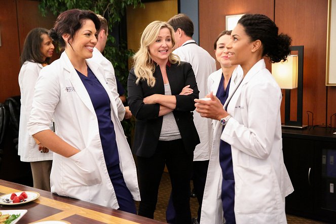Grey's Anatomy - Season 12 - Walking Tall - Photos - Sara Ramirez, Jessica Capshaw, Caterina Scorsone, Kelly McCreary