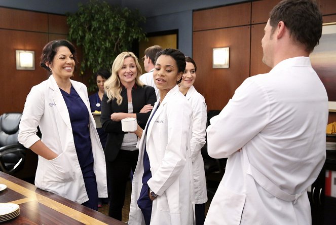 Grey's Anatomy - Season 12 - Walking Tall - Photos - Sara Ramirez, Jessica Capshaw, Kelly McCreary, Caterina Scorsone