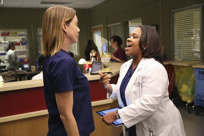Chirurdzy - Season 12 - Z podniesioną głową - Z filmu - Ellen Pompeo, Chandra Wilson
