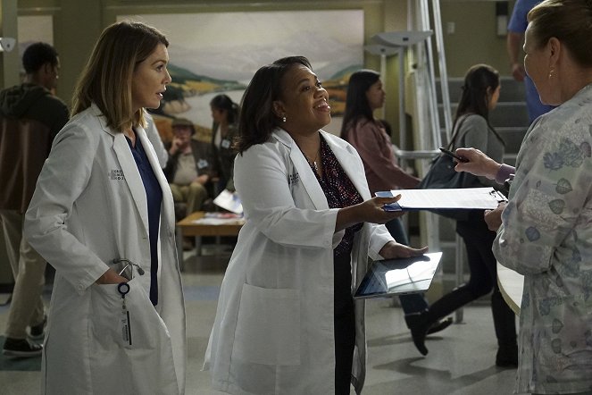 Grey's Anatomy - Walking Tall - Photos - Ellen Pompeo, Chandra Wilson