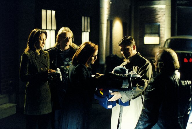 The X-Files - Season 9 - Provenance - Photos - Annabeth Gish, Dean Haglund, Gillian Anderson, Bruce Harwood, Tom Braidwood