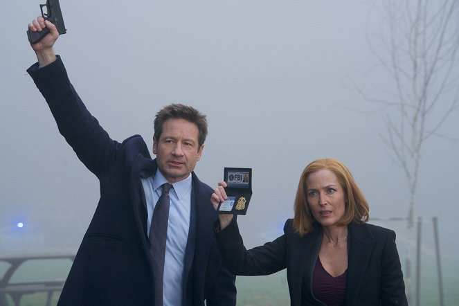 The X-Files - Familiar - Photos - David Duchovny, Gillian Anderson