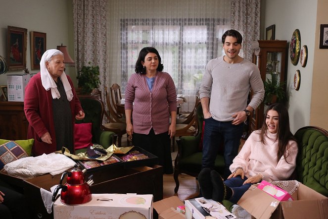 Aslan Ailem - Episode 17 - Filmfotos - Benian Dönmez, Akın Akınözü, Burcu Özberk