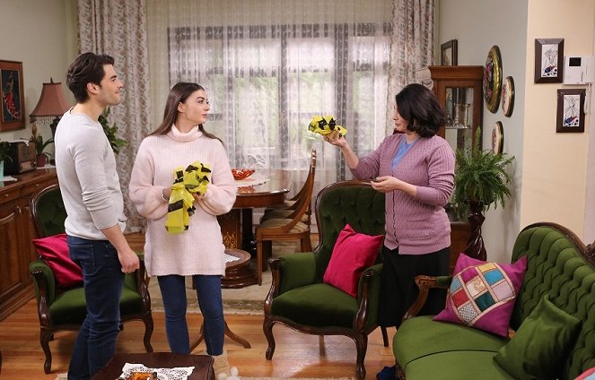 Aslan Ailem - Episode 16 - De la película - Akın Akınözü, Burcu Özberk
