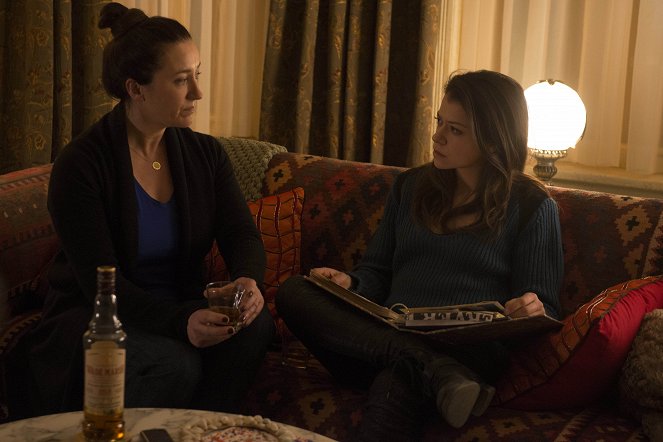 Orphan Black - Parts Developed in an Unusual Manner - Van film - Maria Doyle Kennedy, Tatiana Maslany
