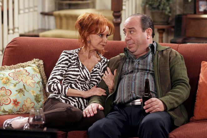 Mike & Molly - Molly Needs a Number - Photos - Swoosie Kurtz, Louis Mustillo