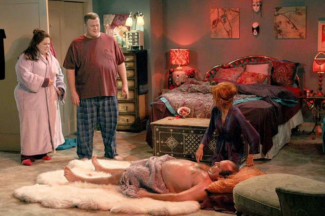 Mike & Molly - Vince Takes a Bath - Film - Melissa McCarthy, Billy Gardell, Louis Mustillo