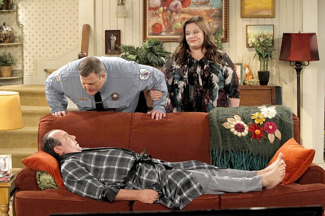 Mike & Molly - Vince Takes a Bath - Film - Louis Mustillo, Billy Gardell, Melissa McCarthy