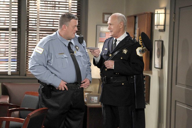 Mike & Molly - Mike's Boss - Photos - Billy Gardell, Gerald McRaney