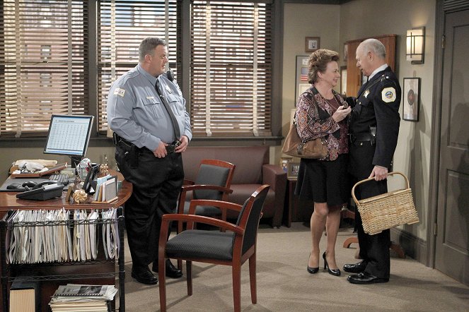 Mike & Molly - Mike's Boss - Film - Billy Gardell, Rondi Reed, Gerald McRaney