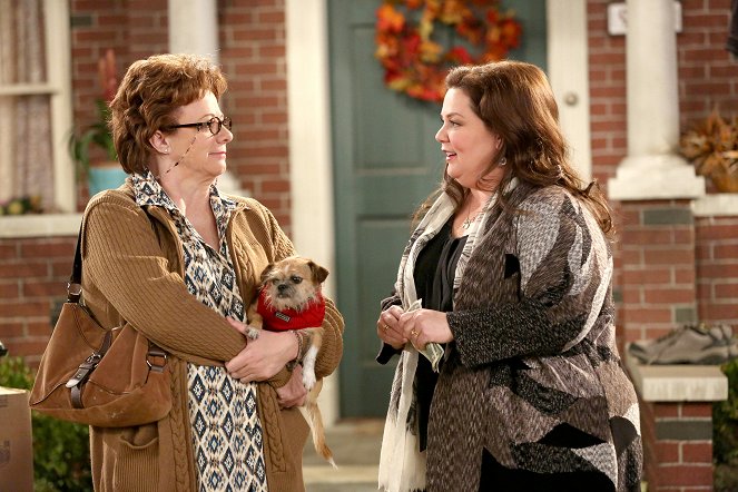 Mike & Molly - Yard Sale - Do filme - Rondi Reed, Melissa McCarthy