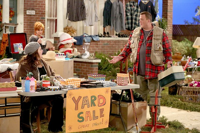 Mike & Molly - Season 3 - Yard Sale - Photos - Melissa McCarthy, Swoosie Kurtz, Billy Gardell