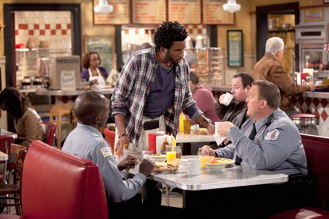 Mike & Molly - Mike Takes a Test - Photos - Nyambi Nyambi, Billy Gardell