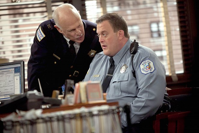Mike & Molly - Mike Takes a Test - Film - Gerald McRaney, Billy Gardell
