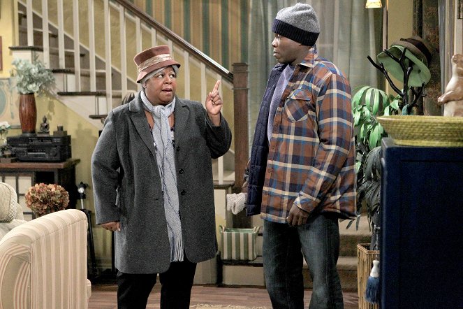 Mike & Molly - Carl Gets a Roommate - Photos - Cleo King, Reno Wilson