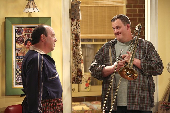 Mike & Molly - Mike Can't Read - Photos - Louis Mustillo, Billy Gardell