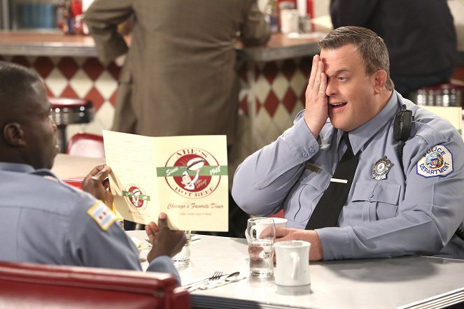 Mike & Molly - Mike Can't Read - Photos - Billy Gardell
