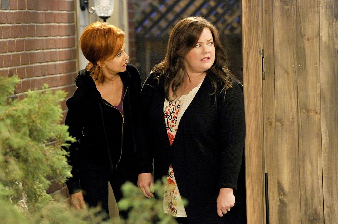 Mike & Molly - Poker in the Front, Looker in the Back - Photos - Swoosie Kurtz, Melissa McCarthy