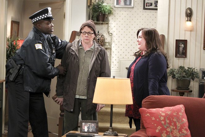 Mike & Molly - They Shoot Asses, Don't They? - Film - Reno Wilson, Rondi Reed, Melissa McCarthy