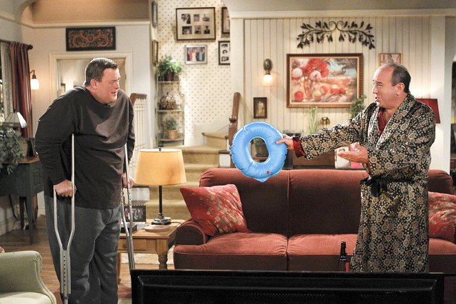 Mike & Molly - Season 4 - They Shoot Asses, Don't They? - Photos - Billy Gardell, Louis Mustillo
