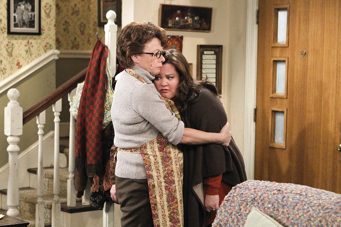 Mike & Molly - Season 4 - They Shoot Asses, Don't They? - Photos - Rondi Reed, Melissa McCarthy