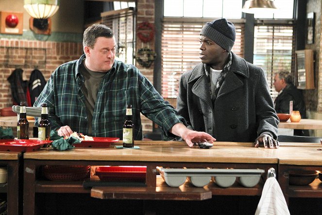 Mike & Molly - Season 4 - They Shoot Asses, Don't They? - Photos - Billy Gardell, Reno Wilson