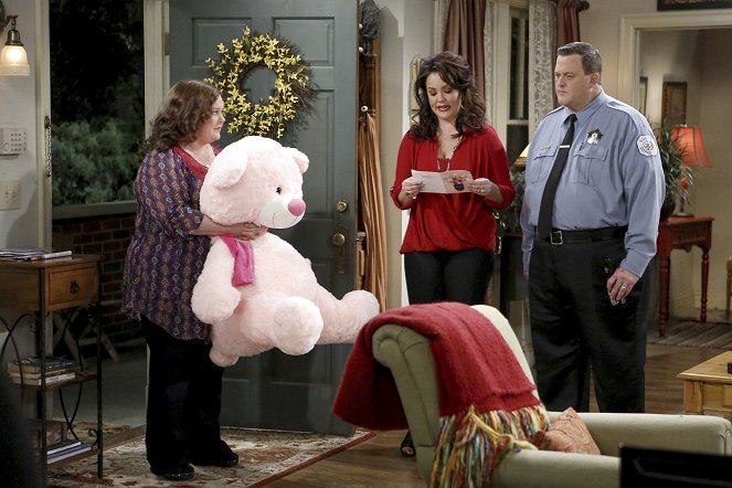 Mike & Molly - Sex, Lies and Helicopters - Photos - Melissa McCarthy, Katy Mixon, Billy Gardell