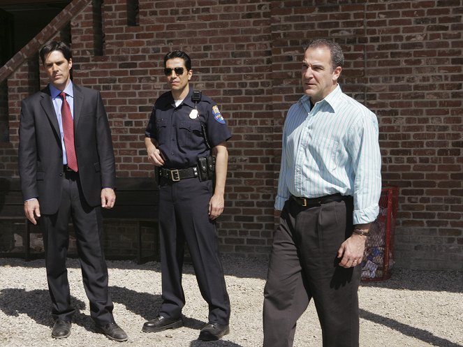 Criminal Minds - Season 1 - Machismo - Photos - Thomas Gibson, Mandy Patinkin